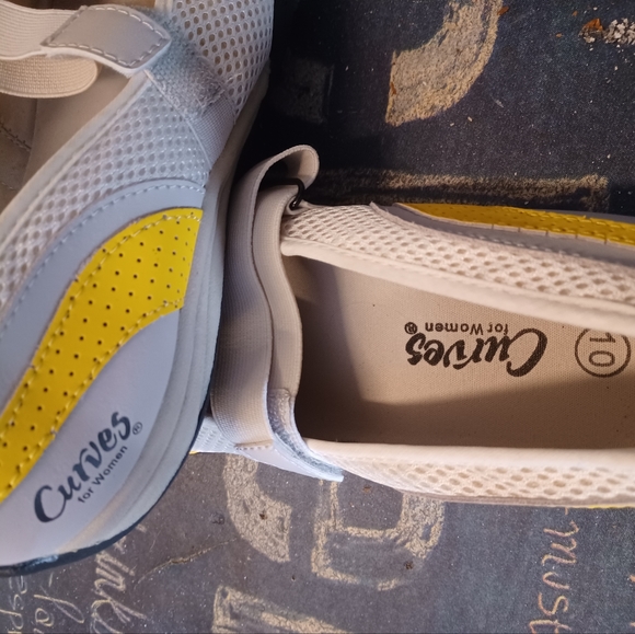 Curves for women sz 10 sneakers - Picture 2 of 4